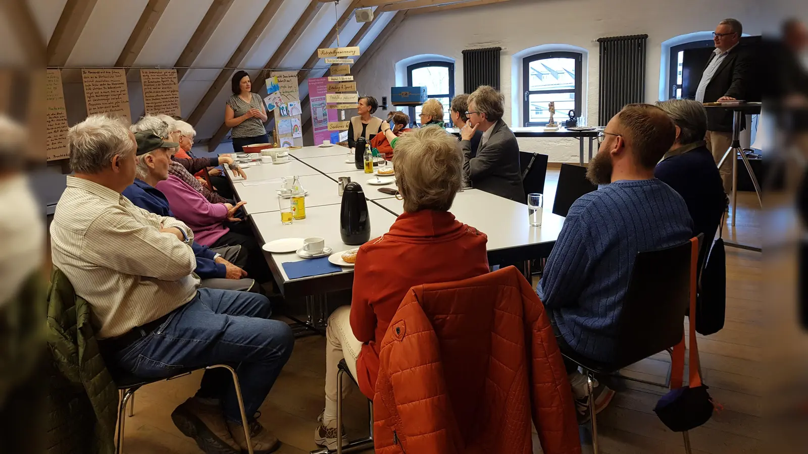 Beim Erzähl-Cafe wurden von den Anwesenden viele Erinnerungen ausgetauscht. (Bild: Birgit Höcherl)