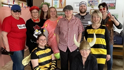 Schauspieler und Interpreten des Nachmittags: Von links hinten: Christine Pesold, Erika Pirner, Larissa Bauer, Birgit Kirsch, Johanna Gebhard, Markus Pesold (Neuzugang und erster Mann), Sabine Guttenberger, Marianne Meidenbauer, vorne von links: Eva Pesold, Erika Kugler. (Bild: Uwe Guttenberger)