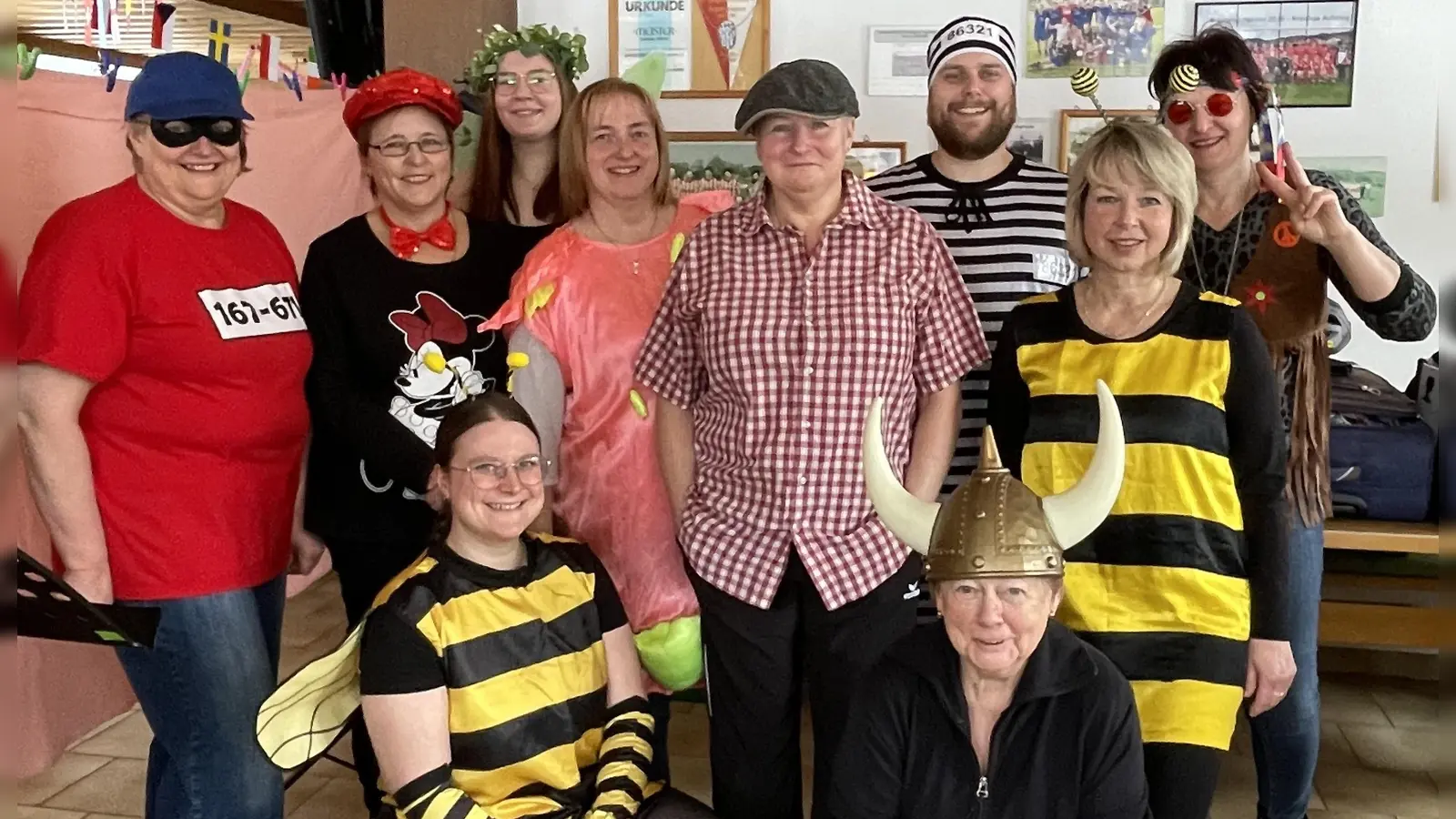 Schauspieler und Interpreten des Nachmittags: Von links hinten: Christine Pesold, Erika Pirner, Larissa Bauer, Birgit Kirsch, Johanna Gebhard, Markus Pesold (Neuzugang und erster Mann), Sabine Guttenberger, Marianne Meidenbauer, vorne von links: Eva Pesold, Erika Kugler. (Bild: Uwe Guttenberger)