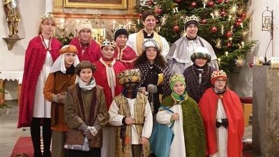 Die Sternsinger versammelten sich an der Pfarrkirche St. Pankratius, um in vier Gruppen von Haus zu Haus zu ziehen. (Bild: cro)