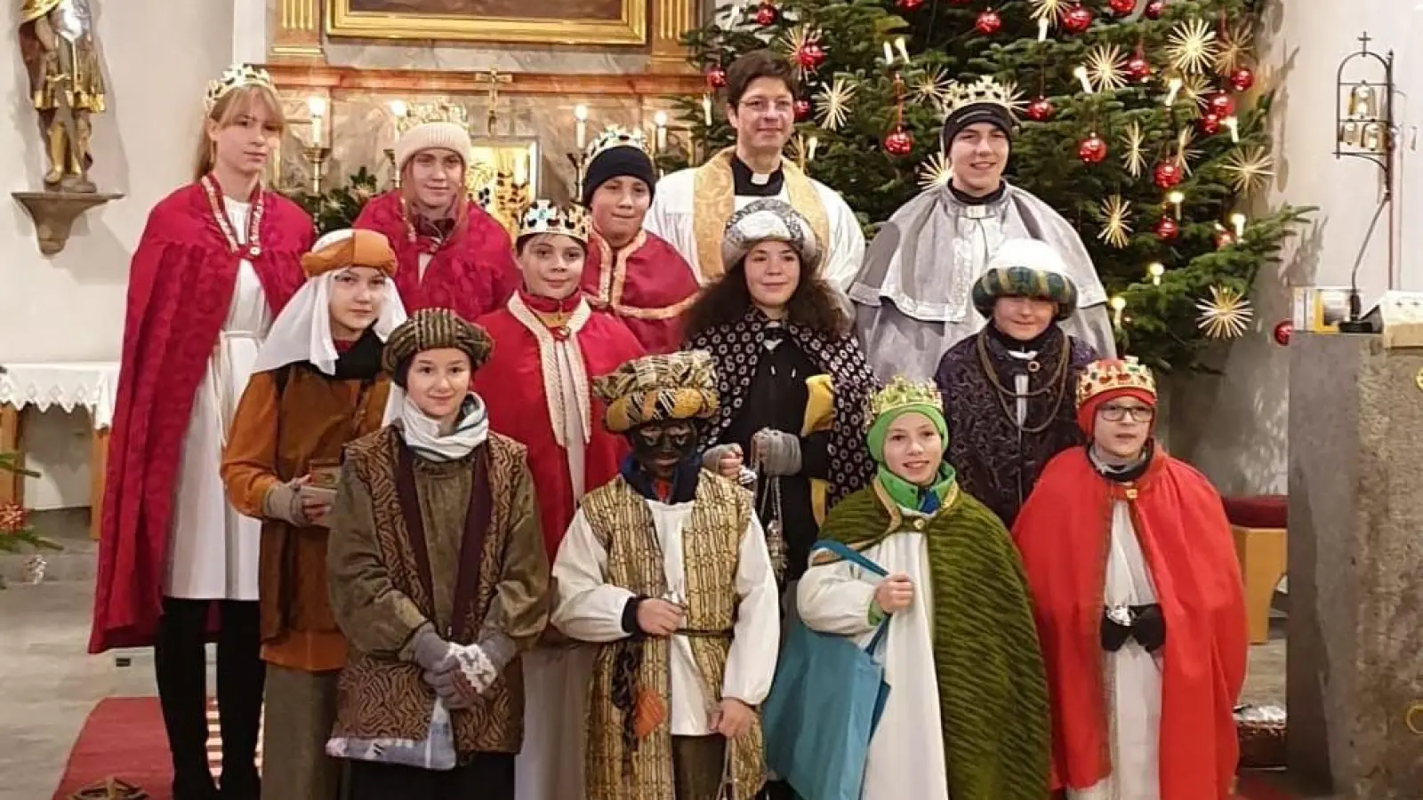 Die Sternsinger versammelten sich an der Pfarrkirche St. Pankratius, um in vier Gruppen von Haus zu Haus zu ziehen. (Bild: cro)
