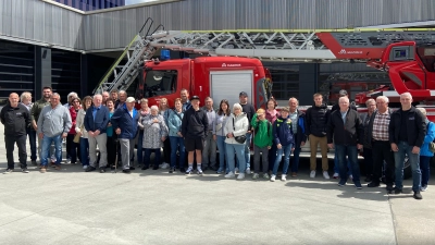 Die Mitglieder der Feuerwehr Stadlern beim Besuch der Feuerwache der Berufsfeuerwehr Regensburg (Bild: Michael Riedl)
