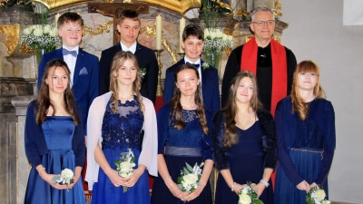 Die fünf Konfirmandinnen und drei Konfirmanden mit Pfarrer Markus Vedder vor dem Altar der St. Nikolauskirche.  (Bild: Leonhard Ehras)