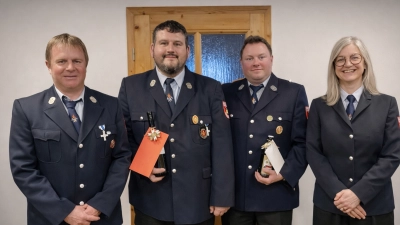 Die beiden ehemaligen Kommandanten Sebastian Riedl und Thomas Bauernfeind wurden verabschiedet.  (Bild: Vroni Radl)