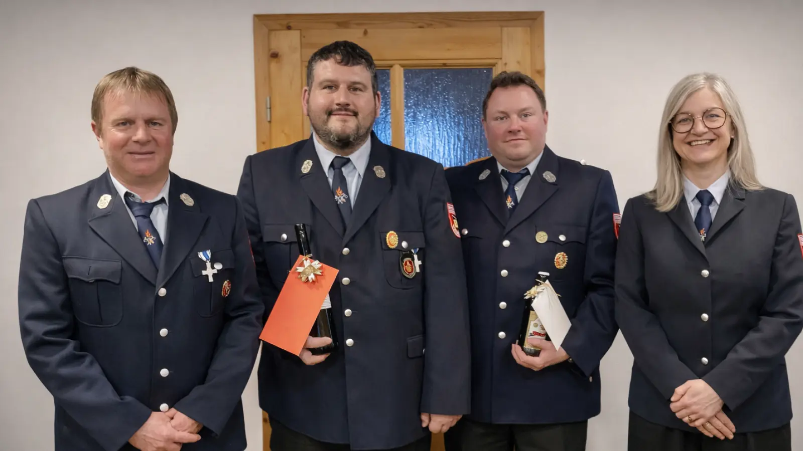 Die beiden ehemaligen Kommandanten Sebastian Riedl und Thomas Bauernfeind wurden verabschiedet.  (Bild: Vroni Radl)