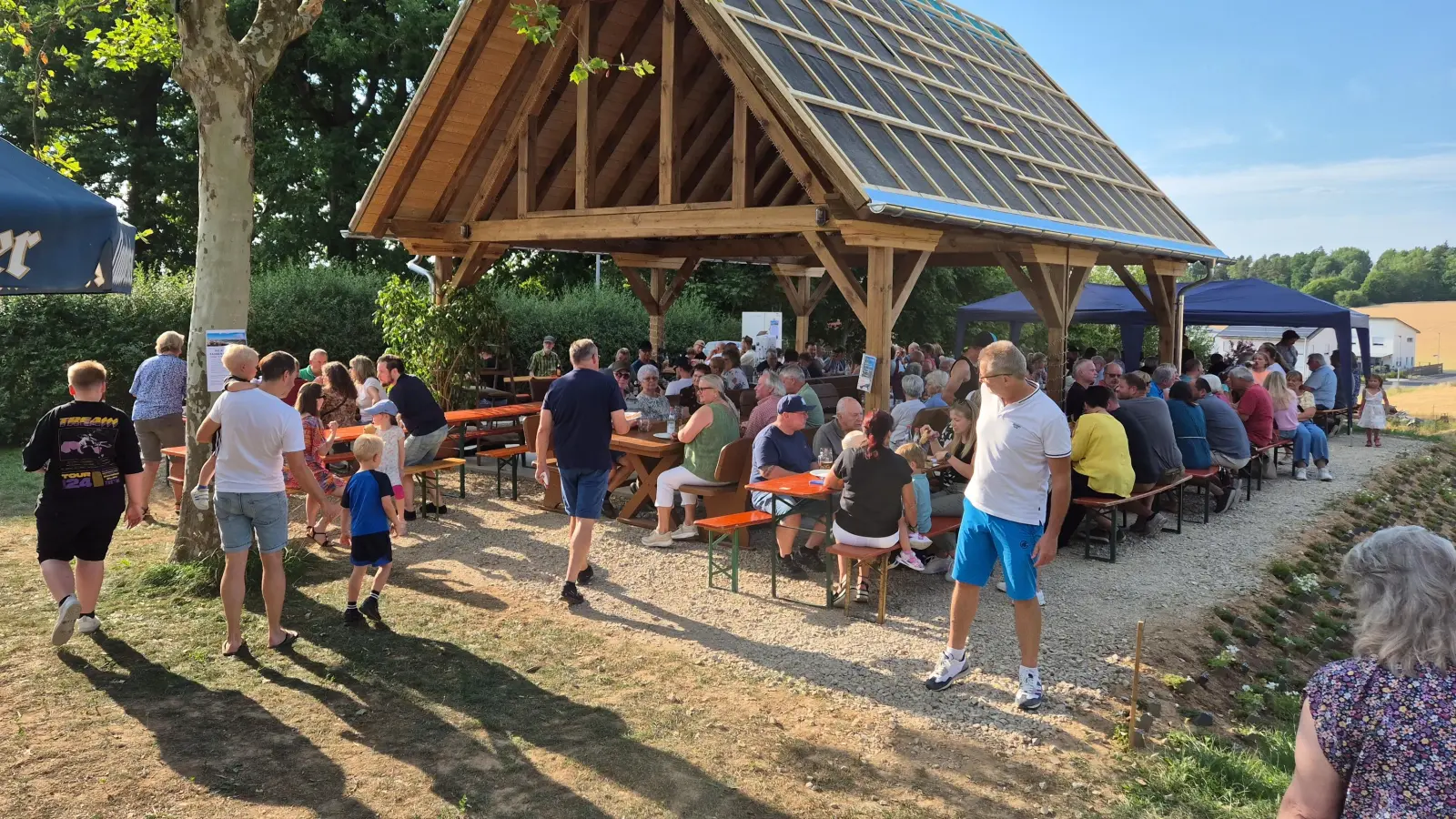 Reges Treiben am Rennerhof. Es mussten kurzfristig sogar noch weitere Tische für die zahlreichen Gäste organisiert werden.  (Bild: Christian Stöcklmeier)