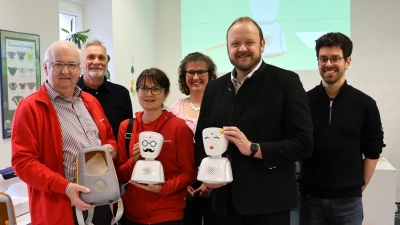 Herbert Putzer (1.Vorsitzender Kinderkrebshilfe), Franz Simmerl (Leiter Medienzentrum), Beate Gmeiner (Schriftführerin KKH), Melanie Kaiser (Medienzentrum), Landrat Andreas Meier, Christian Frey (Bildungskoordinator Landkreis NEW). (Bild: Marcel Weidner)