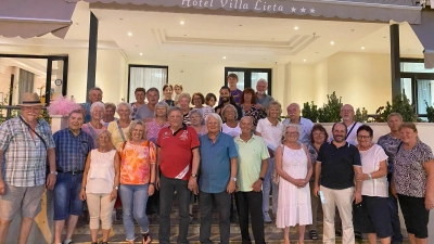 Das Foto zeigt einen Teil der Reisenden vor dem Hotel Villa Lieta (oben in der Mitte Hotelchefin Monica mit ihrem Enkel Matteo, rechts daneben ihr Sohn und Bademeister Diego mit Thomaso) (Bild: Heribert Ficker)