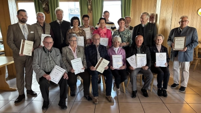 Die Geehrten des OWV Neustadt (Bild: Bernhard Knauer)