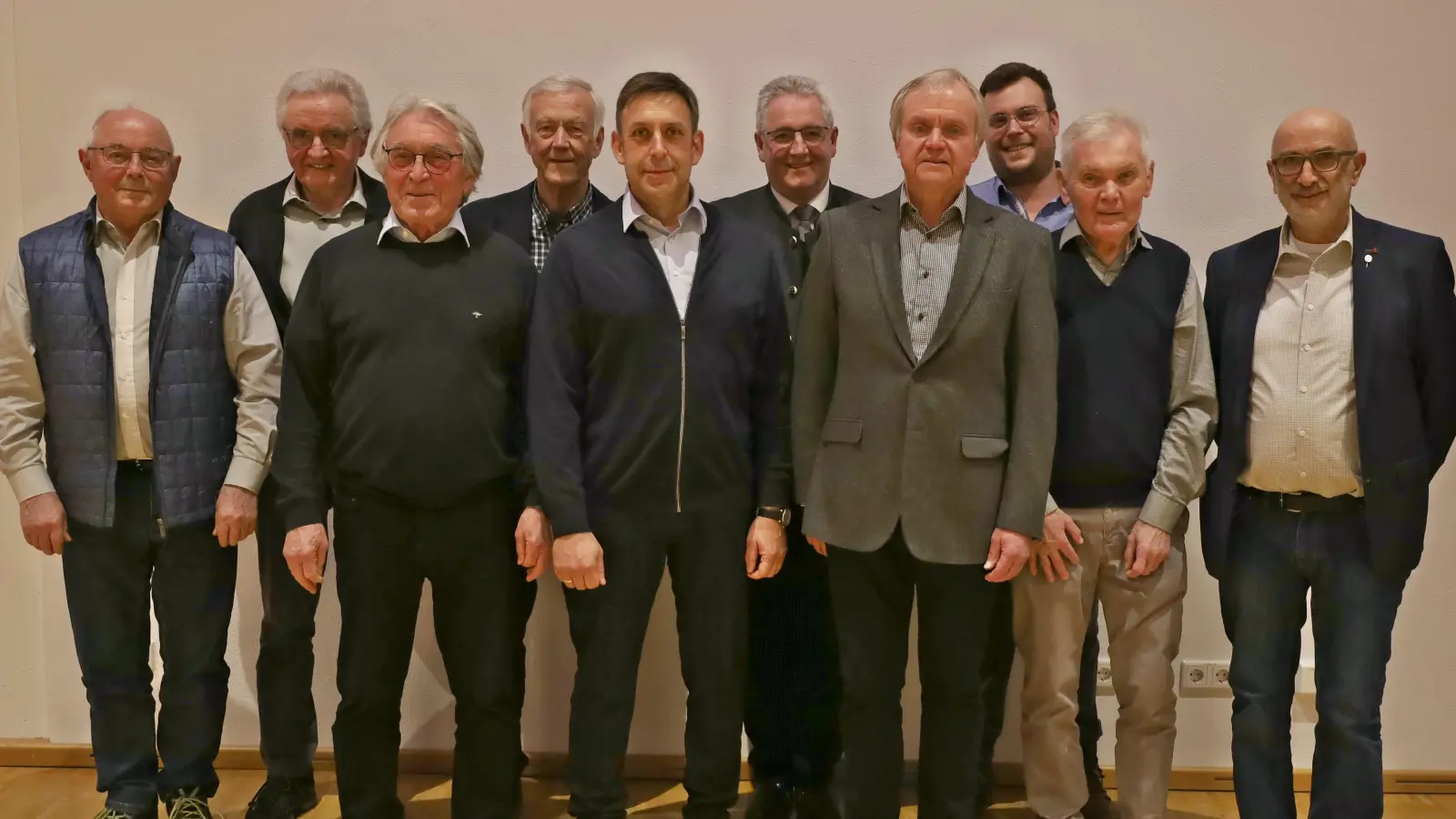 Die neue Vorstandschaft des Männervereins St. Josef Nabburg mit Vorsitzendem Walter Elberskirch (Vierter von rechts). Er steht weiter an der Spitze der christlichen Männervereinigung der Pfarrei. Neu im Gremium sind Kassier Simon Weidner (Dritter von links) und stellv. Vorsitzender Norbert Irlbacher (Fünfter von links). (Bild: Rainer Appelt)