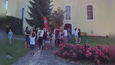 Zahlreiche Eltern brachten ihre Kinder in die St. Willibald-Kirche  (Bild: Kerstin Bodendörfer)
