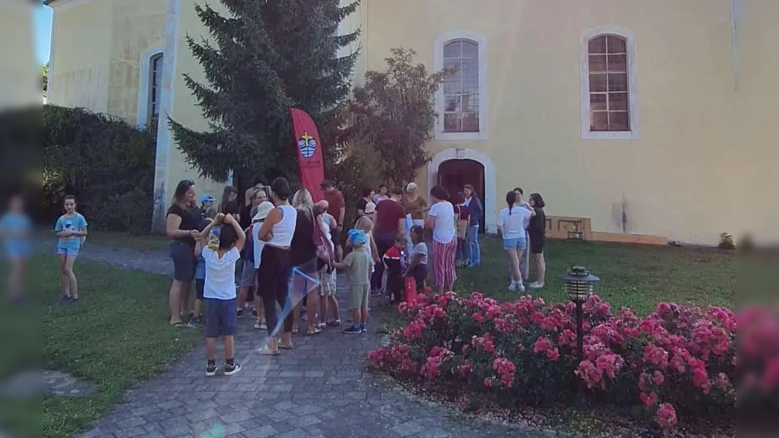Zahlreiche Eltern brachten ihre Kinder in die St. Willibald-Kirche  (Bild: Kerstin Bodendörfer)