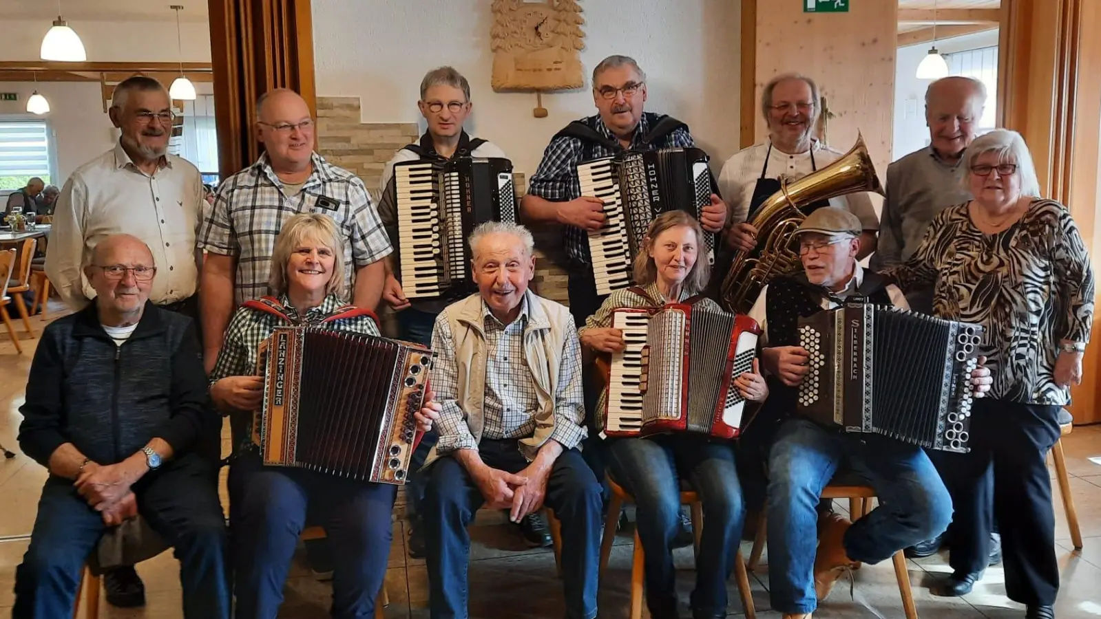 Eine bunte Schar an Musikanten nahm wieder am Wirtshaussingen im HAK teil. (Bild: Monika Fink)