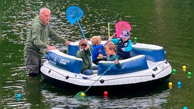 Selbst Vorstand Robert Söllner scheute das Nass im Freibad nicht. (Bild: Josef Söllner)