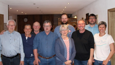 V. l. n. r. Kassier Ewald Köstler, Revisor Josef Zimmerer, Beisitzer Josef Witt, Hans Bösl, Andreas Hösl, Markträtin Sonja Reichold, BGM Reinhard Sollfrank, Ortssprecher Phillip Konz, Markträtin Tanja Neumann. (Bild: Ewald Köstler)