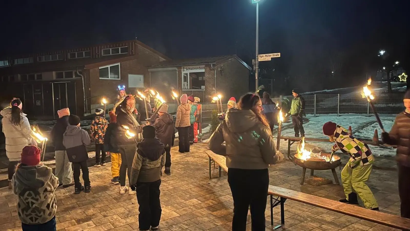 Start der Fackelwanderung an der neu gebauten Garage. (Bild: Hannah Götz)