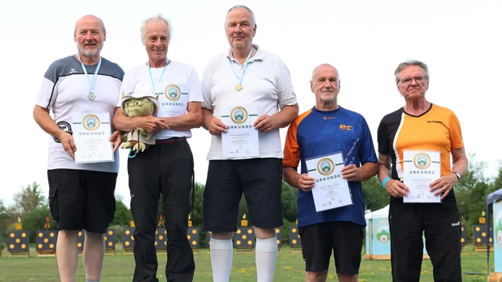 „Bronze” verfehlte Hubert Schulze (rechts) von der Schützengesellschaft Eichenlaub Pressath bei der bayerischen Meisterschaft nur knapp. Für die deutsche Meisterschaft im September ist der vielfache Bogensport-Meistertitelträger aber guter Dinge. (Bild: Dr. Bernhard Piegsa)