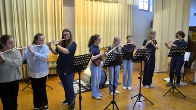 Querflötengruppe mit Ukulelebegleitung (Bild: Oliver Lipfert)