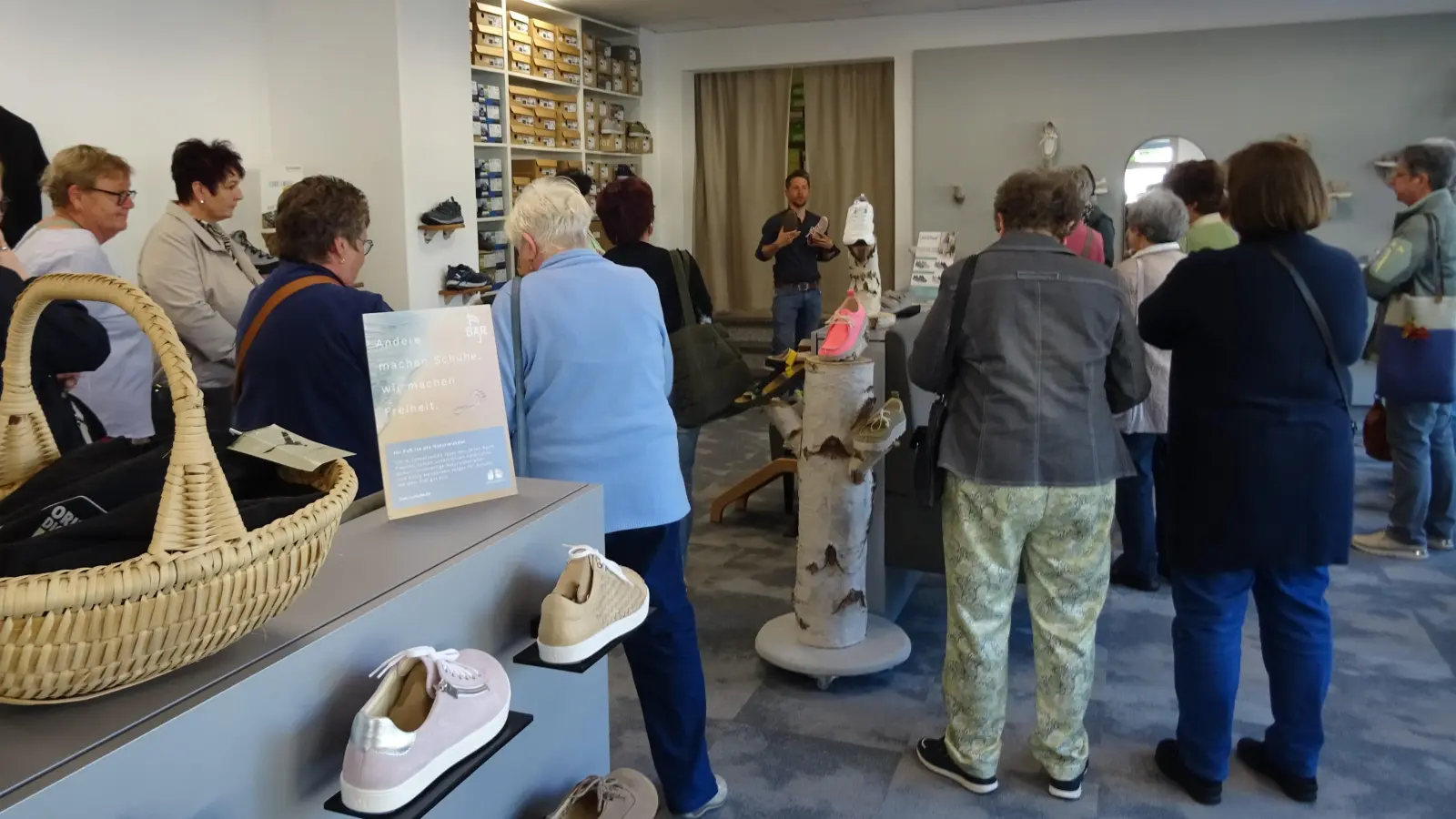 Waldthurner Frauenbund beim Schuhwerk. (Bild: Agnes Härtl )