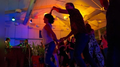 Lateinamerikanische Rhythmen treffen auf Disco Fox. (Bild: Julianne Lockner)