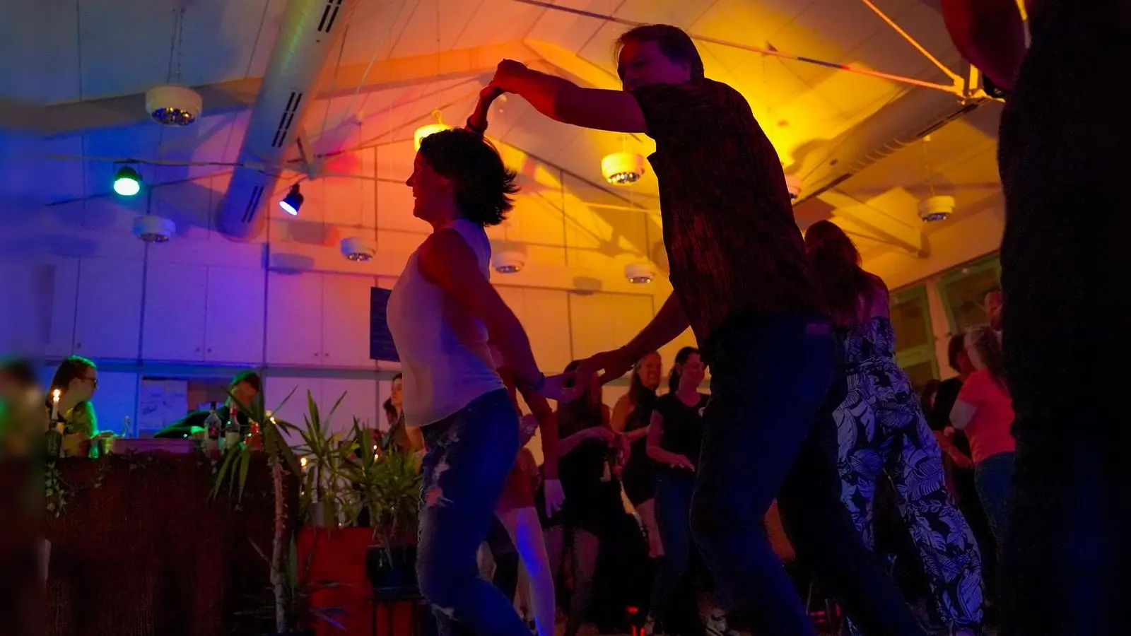 Lateinamerikanische Rhythmen treffen auf Disco Fox. (Bild: Julianne Lockner)