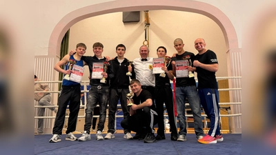 Von links: Xavier Hermann, Kai Klein, Deniz Nazarli, Ringrichter und Präsident des Bayerischen Boxverbandes Karl-Heinrich Pauckner, Alexander Groß, Nimrod Kardos und Trainer Ruslan Schönfeld. Im Vordergrund mit dem Pokal für den besten Verein Trainer Eduard Hermann. (Bild: Katharina Klein)