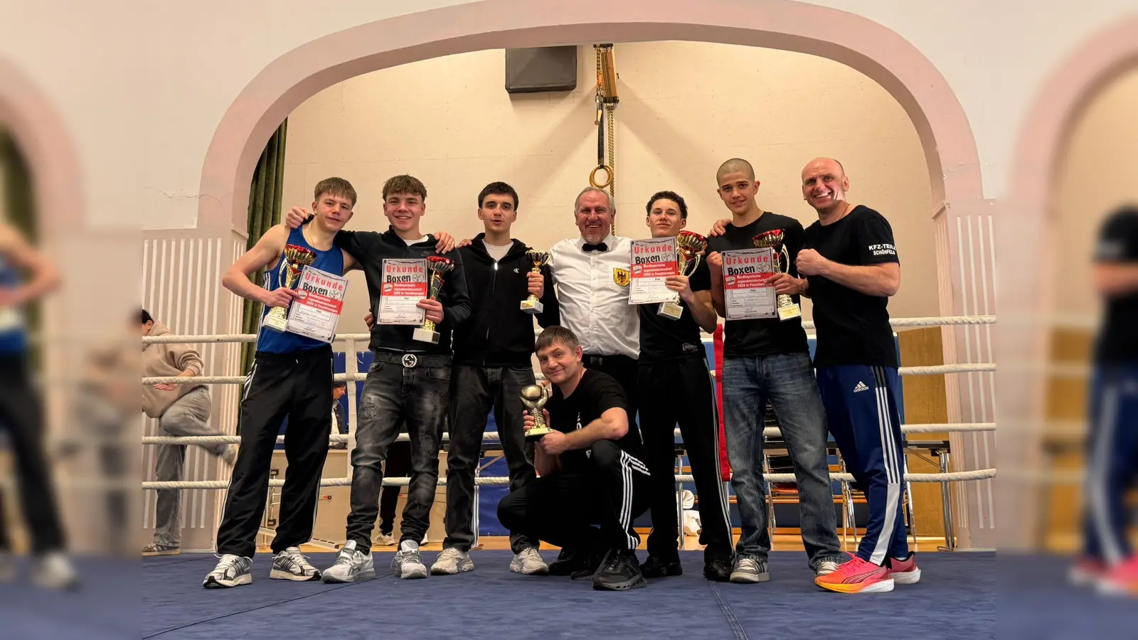 Von links: Xavier Hermann, Kai Klein, Deniz Nazarli, Ringrichter und Präsident des Bayerischen Boxverbandes Karl-Heinrich Pauckner, Alexander Groß, Nimrod Kardos und Trainer Ruslan Schönfeld. Im Vordergrund mit dem Pokal für den besten Verein Trainer Eduard Hermann. (Bild: Katharina Klein)