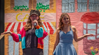 Lily (Mia Preitschaft, links) hilft Olivia (Emilia Zenk) bei der Suche nach der Bibliothek. (Bild: Wolfgang Schrüfer)