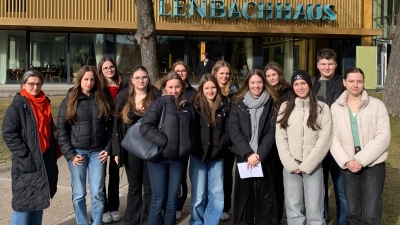 Die Schüler des Kunstzweigs der 10. Jahrgangsstufe entdecken mit ihrer Kunstlehrkraft Diana Schmidberger (1.v. li.) die Kunstsammlung im Lenbachhaus. (Bild: Bernd Bischoff)