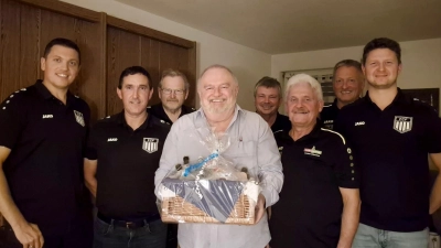 Aktuelle sowie ehemalige Mitglieder der FC-Vorstandschaft gratulieren dem Ehrenmitglied Helmut Fiedler (Bildmitte) herzlich zu seinem Siebzigsten; weiter im Bild von links: Kassier Dominik Spies, 1. Vorsitzender Alfred Negel, die Ehrenvorsitzenden Hermann Lühr und Jürgen Grundler, die Ehrenmitglieder Oskar Götz und Ludwig Kohl, 2. Vorsitzender Philipp Leinhäupl. (Bild: Patrick Horn)