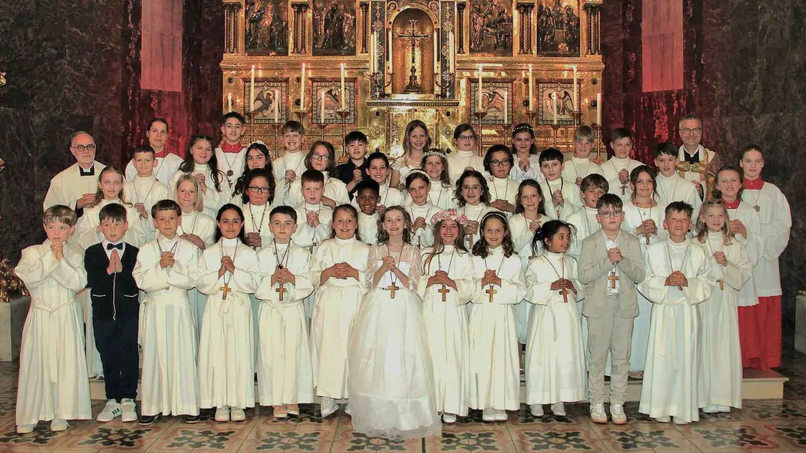 Gruppenfoto der Erstkommunionkinder mit Stadtpfarrer Markus Schmid (hinten rechts) und Kaplan Wolfgang Weyer (hinten links). (Bild: Barbara Guida)