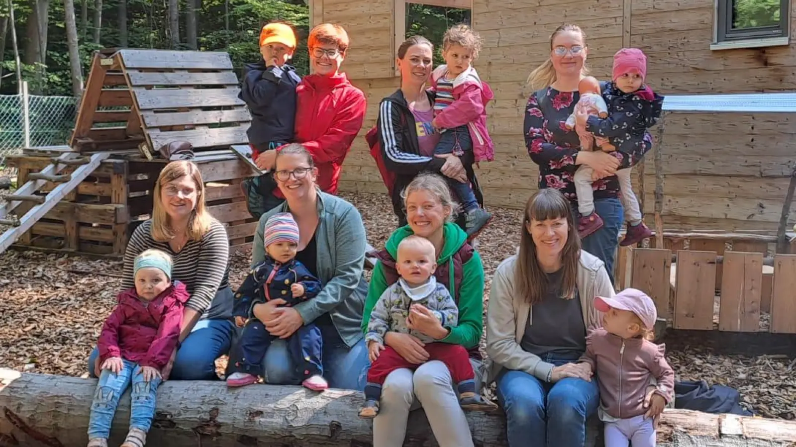Waldkindergarten-Luft schnupperten die Kinder und Eltern der kath. Eltern-Kind-Gruppen Hirschau (im Bild die Donnerstagsgruppe mit Leiterin Lisamarie Schmidl, hinten links) (Bild: Lisamarie Schmidl)