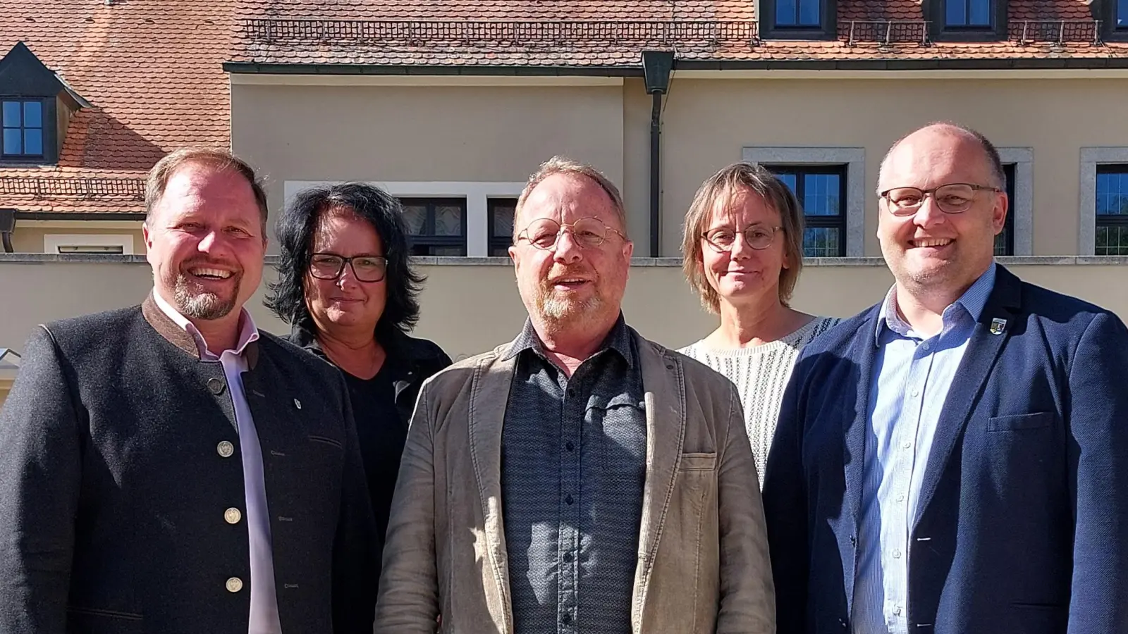 (v. l.) Landrat Hubert Schicker, Personalratsvorsitzende Ramona Wiesent, Manfred Häfner, Personalleiterin Inge Üblacker, Büroleiter des Landrats Wolfgang Fenzl. (Bildquelle: Nina Malzer)
