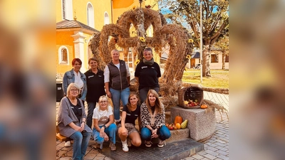 Mit viel Herzblut und Kreativität haben Waidhauser Frauen – Tamara, Kerstin, Lise, Maria, Diana, Christine und Maggie die Erntekrone gefertigt. (Bild: Tamara Kirner)