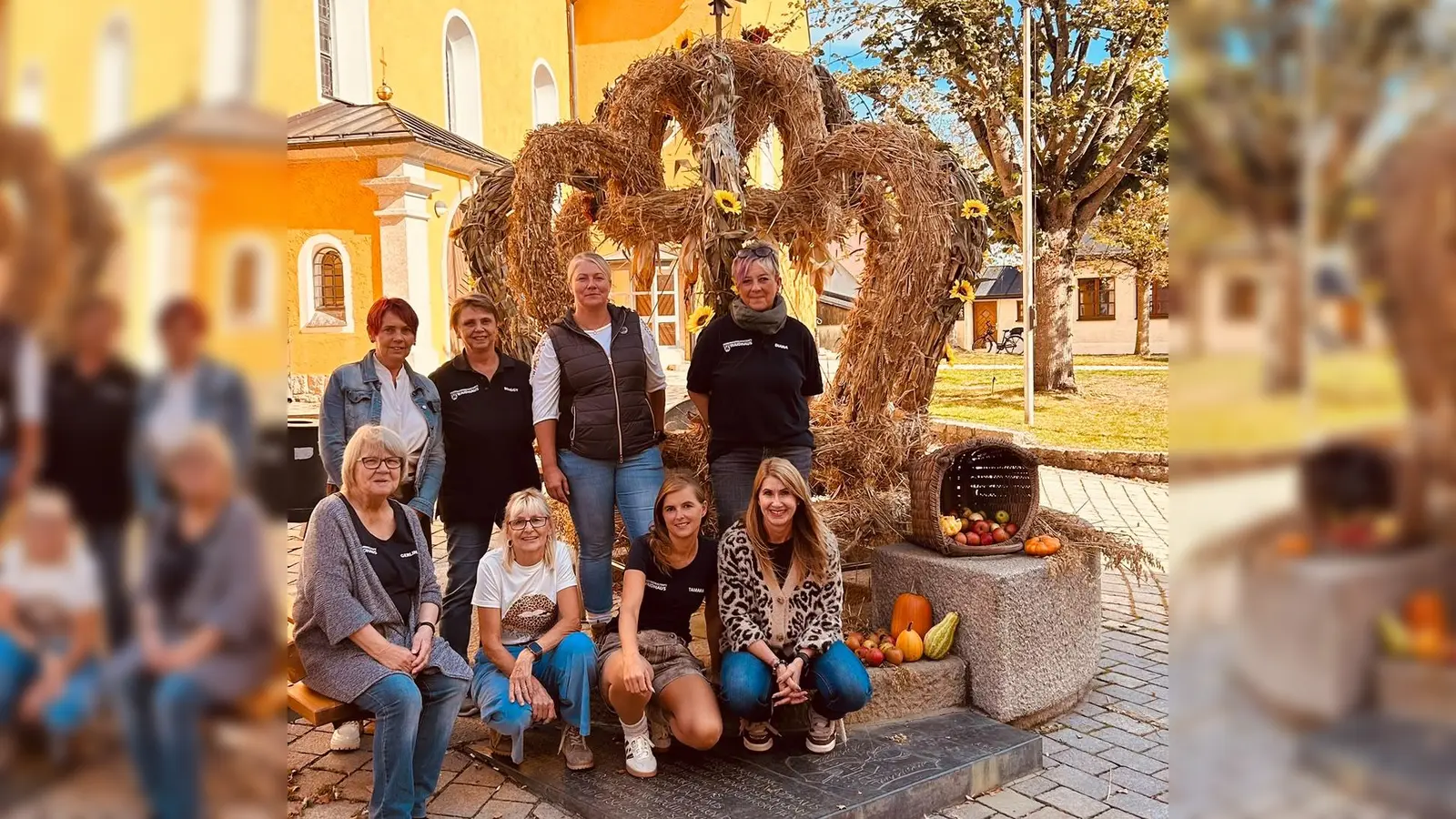 Mit viel Herzblut und Kreativität haben Waidhauser Frauen – Tamara, Kerstin, Lise, Maria, Diana, Christine und Maggie die Erntekrone gefertigt. (Bild: Tamara Kirner)