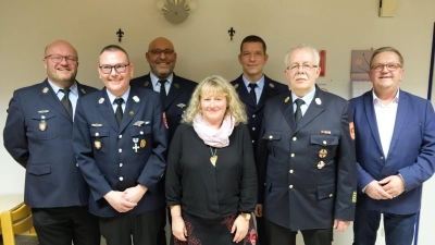 Neuwahlen und eine Ehrung gab in der Jahreshauptversammlung der Feuerwehr Gailoh. Von links 1. Vorstand Martin Heindl, 1. Kommandant Thimo Höcherl, Kassenprüfer Andreas Gehring, Jubilarin Monika Geitner, 2. Vorstand Thomas Wagner, Stadtbrandrat Heinrich Scharf und 2. Bürgermeister Martin Preuß.  (Bild: Hubert Uschald)