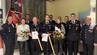 Die beiden ehemaligen Kommandanten Thorsten Michl und Bernhard Graml wurden beim Kameradschaftsabend offiziell verabschiedet. (Bild: Florian Schlegel)