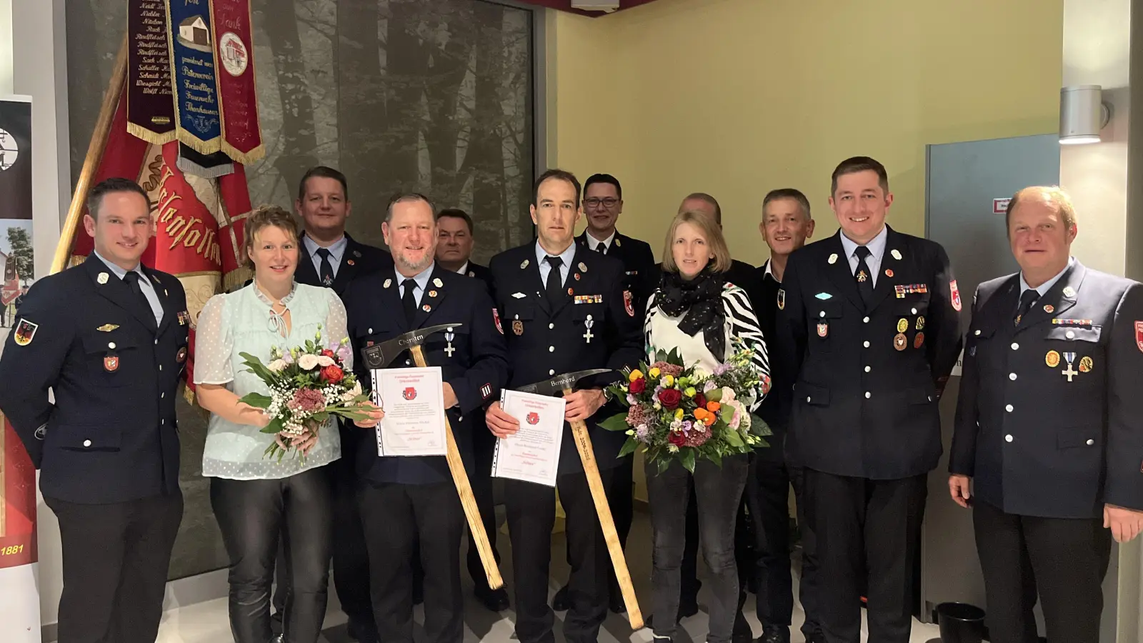 Die beiden ehemaligen Kommandanten Thorsten Michl und Bernhard Graml wurden beim Kameradschaftsabend offiziell verabschiedet. (Bild: Florian Schlegel)