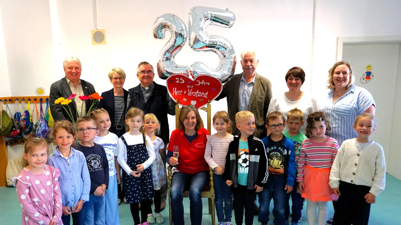 Inge Rogenhofer (Mitte) im Kreis ihrer Kindergartenkinder und den Gratulanten Markus Dollacker, Sabine Müller, Pfarrer Slawomir Niemczewski, Martin Sollfrank, Manuela Mayer und Julia Graml (hinten von links). (Bild: Lothar Trager)