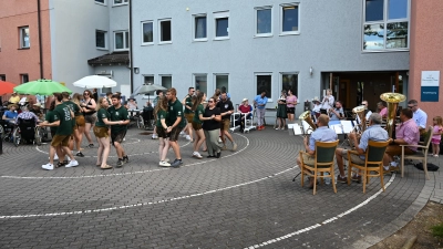 Schlichter und Schönlinder Kirwapaare sowie das „Schlichter Blechgschwerl” der Werkvolkkaplle Schlicht im Einsatz beim Sommerfest „Bei uns in Bayern” (Bild: Sabine Kredler)