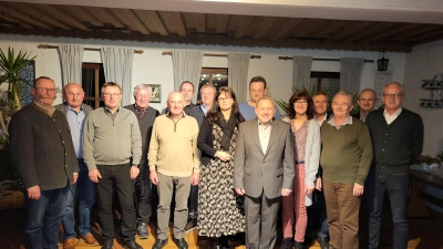 Die neu gewählte Vorstandschaft der CSU Süß mit Ehrengäste. CSU-Kreisgeschäftsführer Andreas Otterbein, 2. Bürgermeister Georg Götz, Manfred Wendl, Hans Koch, Norbert Bösl, Alexander Rösl, Hans Lederer, Listenkandidatin Birgit Barth, Ronald List, Vorsitzender Uwe Friedrich, FU-Vorsitzende Evi Höllerer, Jakob List, Werner Kohl, Josef Kotz und 1. Bürgermeister Bernhard Lindner (v. l. n. r.) (Bild: Uwe Friedrich)