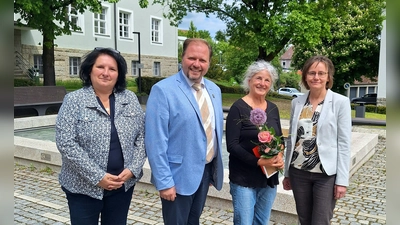 (v. l.) Personalratsvorsitzende Ramona Wiesent, Landrat Hubert Schicker, Rita Hammer, Personalleiterin Inge Üblacker. (Bild: Fabian Polster)