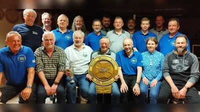 Die erfolgreichen Sportschützen des 13. Kameradschaftsschießen mit Gästen und den Bestplazierten Lala Knezevic, Robert Dirscherl, Ludwig Dirscherl, Hans Schmid, Generalmajor a.D. Norbert Wagner, Barbara Wagner und Stefan Legl (sitzend v. links).  (Bild: Jessica Vetter )