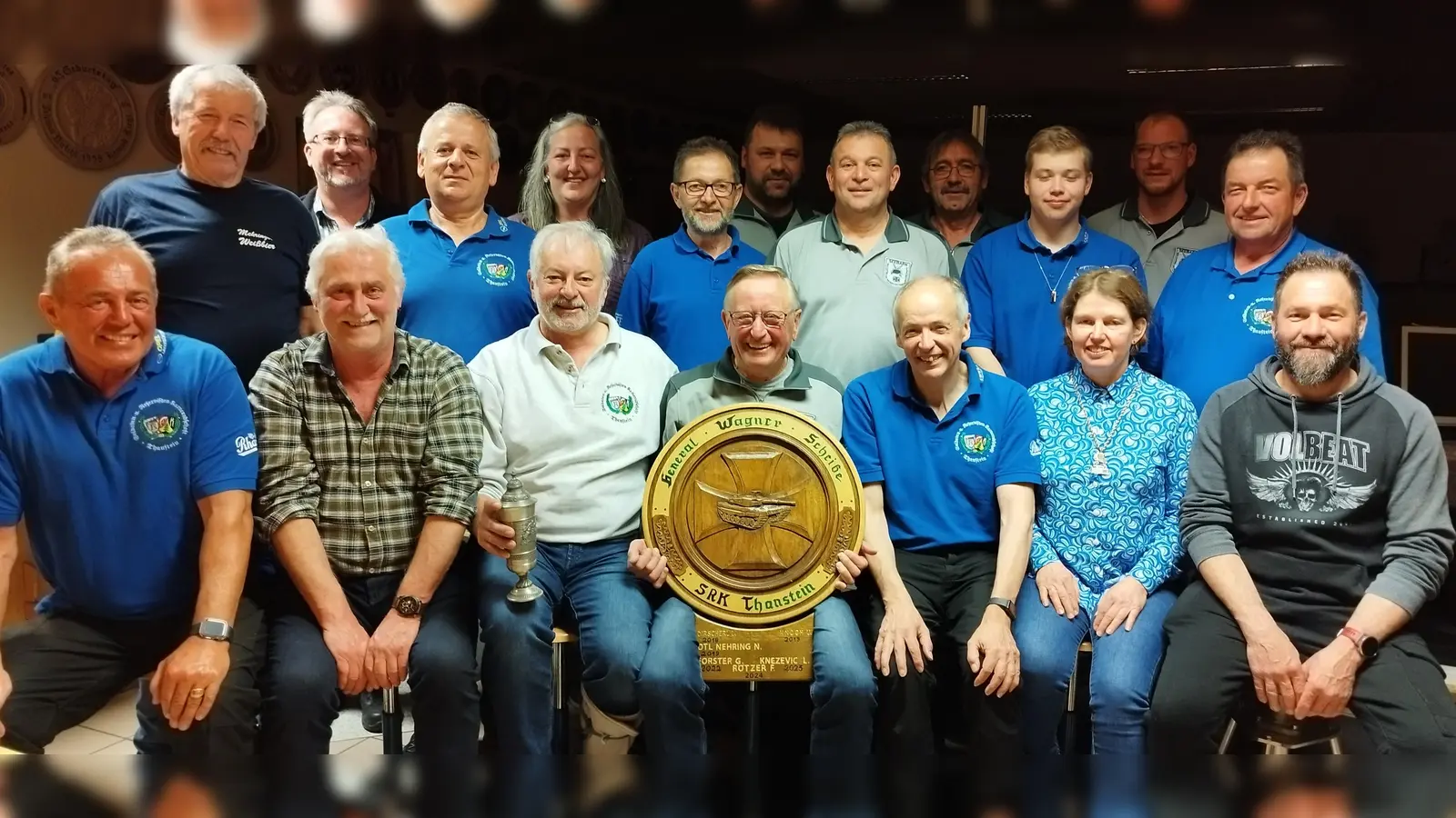 Die erfolgreichen Sportschützen des 13. Kameradschaftsschießen mit Gästen und den Bestplazierten Lala Knezevic, Robert Dirscherl, Ludwig Dirscherl, Hans Schmid, Generalmajor a.D. Norbert Wagner, Barbara Wagner und Stefan Legl (sitzend v. links).  (Bild: Jessica Vetter )