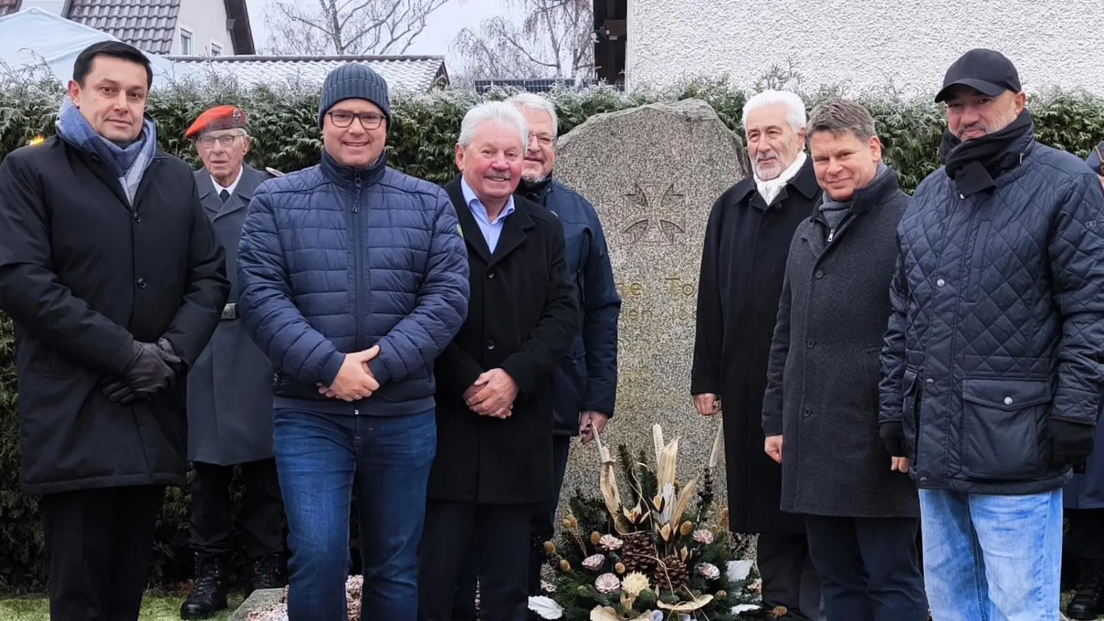 Ehrengäste versammelten sich am Mahnmal am Totensonntag.  (Bild: Hans Jürgen Meier )