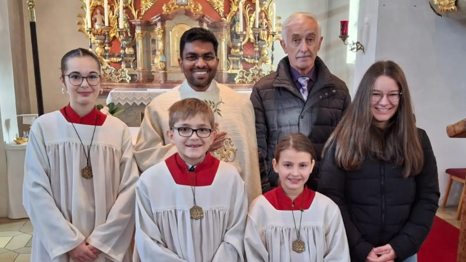 von links 1. Reihe Luis Bauer, Laura Winklmann, 2. Reihe Oberministrantin Emilie Bauer, Pater Joseph, Messner Jakob Mutzbauer und Oberministrantin Anna Schmidt  (Bild: Uli Wagner)