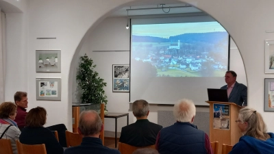 Dr. Gerhard Lehrberger bei seinem Vortrag „STEINE IN DER STADT” im Stadtmuseum Pleystein mit zahlreichen Teilnehmern (Bild: Werner Reger)