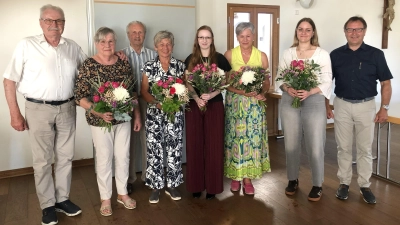 v.l.n.r.: Gründer Georg Pfannenstein, Ehefrau Erika, Hans Müller, Ulrike Roidl, Lisa Meier, Maria Söllner, Lea Singer, Norbert Auer (Bild: Hans Müller)
