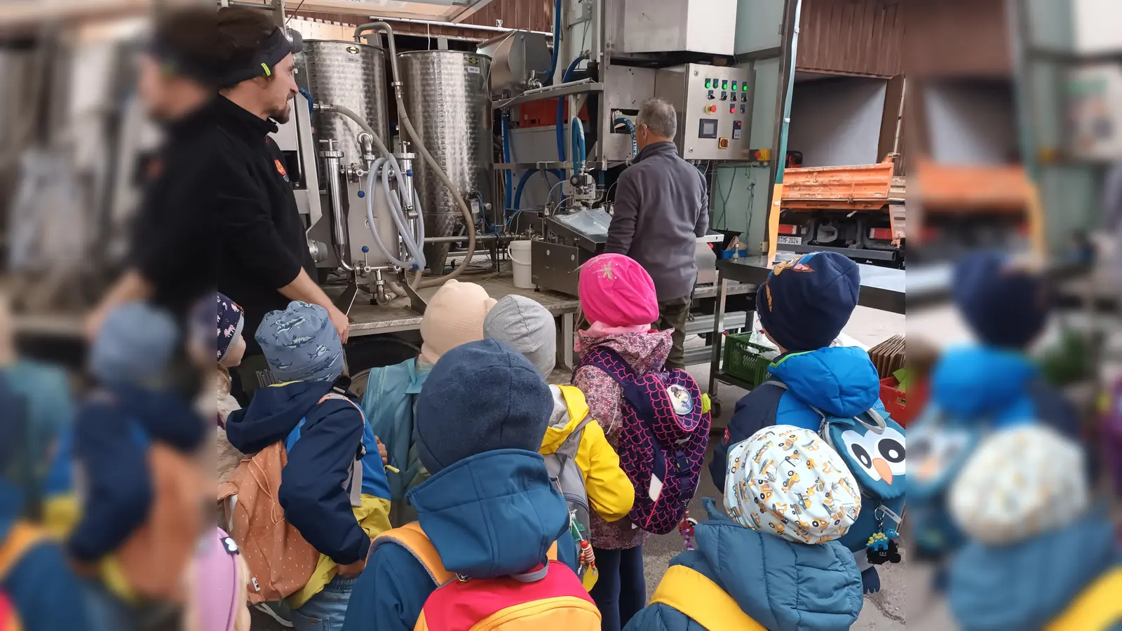 Gespannt sehen die Vorschulkinder der Kindertagesstätte St. Georg beim Pressvorgang zu. (Bild: Bianca Hammer)