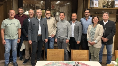 von links: Marktrat Scheibeck Hans, Marktrat Arnold Markus, Stellv. Landrat Mädler Franz, Kreisvorsitzender Grötsch Hans Martin, Vorstandsmitglied Meidenbauer Horst, 1. Bgm. Kaduk Jörk, MdL Heinisch Bernhard, 3. Bgm. Hirsch Christian., Vorsitzende Lehnerer Doris, Ehrenmitglied Frieser Günter (Bild: Alfred Borst)